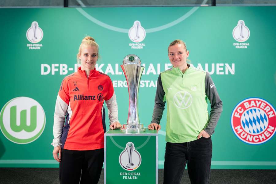 Popp (rechts) vor dem Pokalfinale mit dem Objekt der Begierde Popp (rechts) vor dem Pokalfinale mit dem Objekt der Begierde