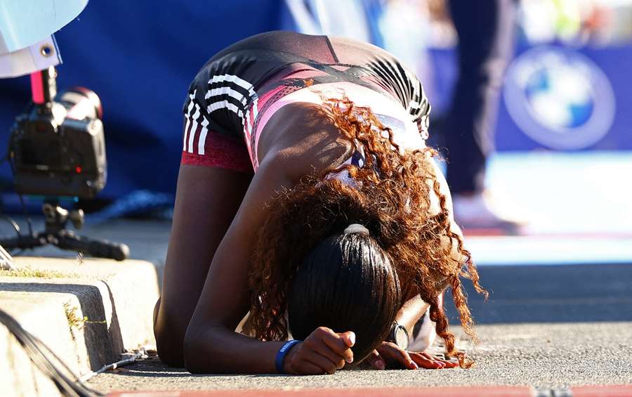 Tigst Assefa si infortuna dopo la vittoria nella gara élite femminile
