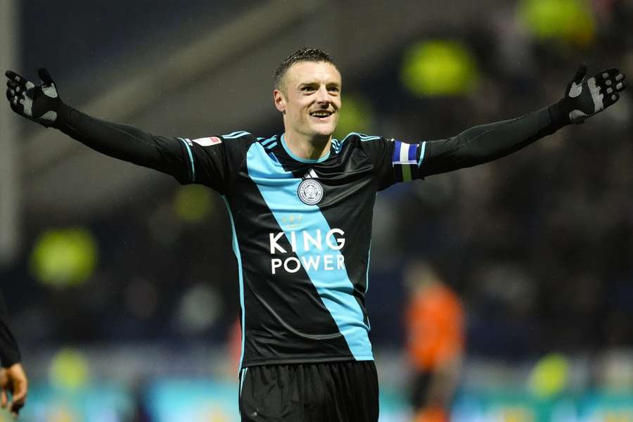 Jamie Vardy van Leicester City viert het eerste doelpunt van zijn ploeg.