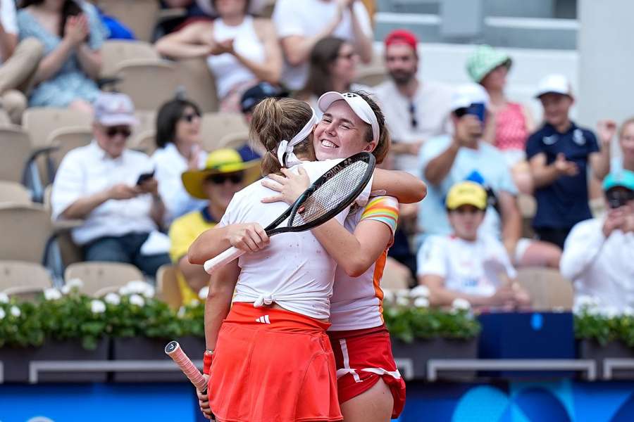 Linda Nosková a Karolína Muchová si na olympijských hrách zahrají o medaile. 