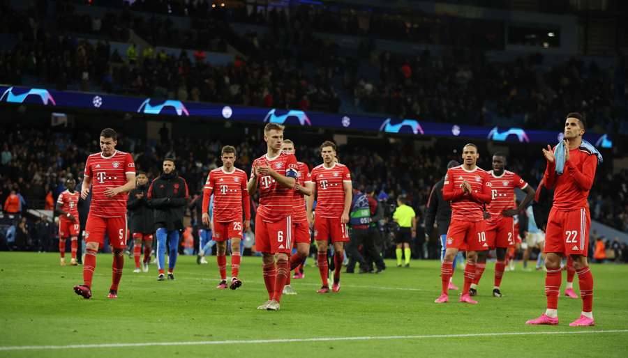Los jugadores del Bayern aplauden a su afición tras perder el martes ante el Manchester City