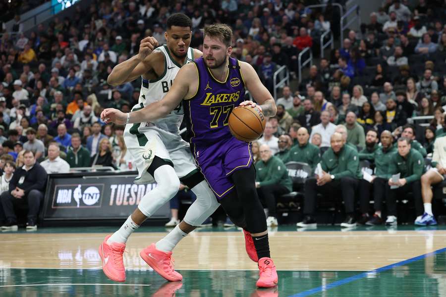 Doncic cette nuit contre Giannis Antetokounmpo.