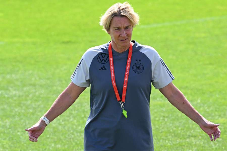 Martina Voss-Tecklenburg vai continuar a treinar a seleção alemã feminina