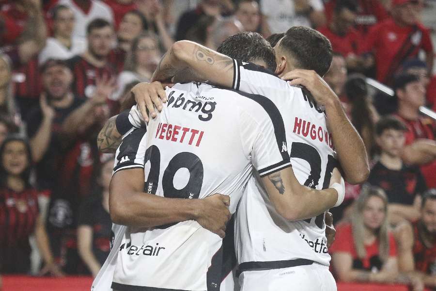 Vegetti é celebrado após marcar no primeiro tempo do jogo contra o Athletico-PR