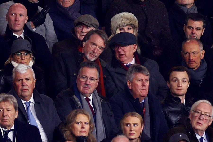 Jim Ratcliffe, no centro da esquerda, ao lado de Sir Alex Ferguson em Old Trafford no domingo
