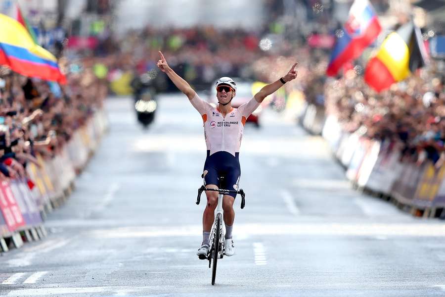 Mathieu van der Poel kwam in zijn eentje over de meet op het parcours in en rond Glasgow