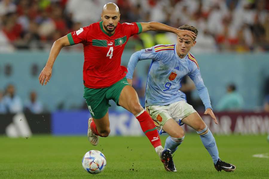 Sofyan Amrabat beschermt de bal voor Gavi van Spanje