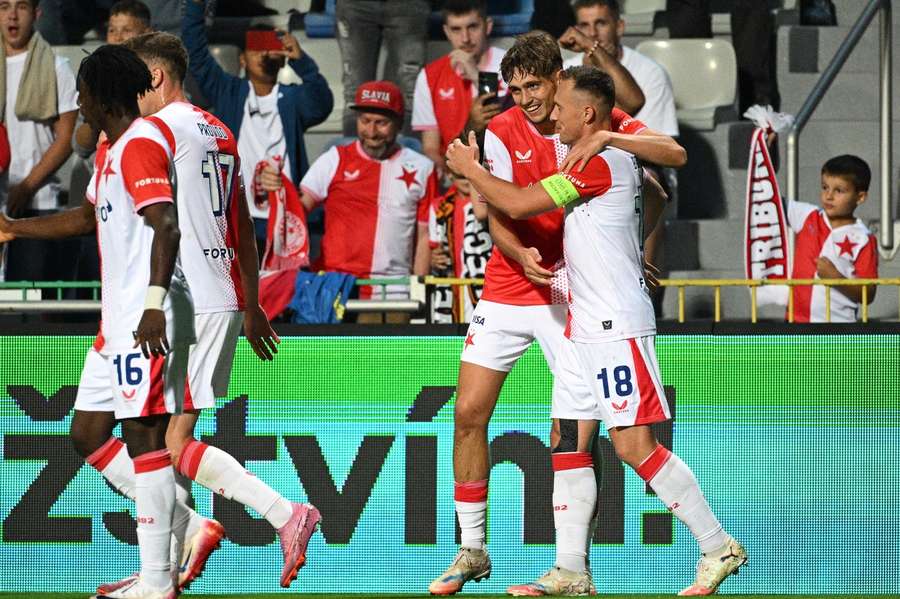 Mojmír Chytil přijímá gratulaci od kapitána Jana Bořila.