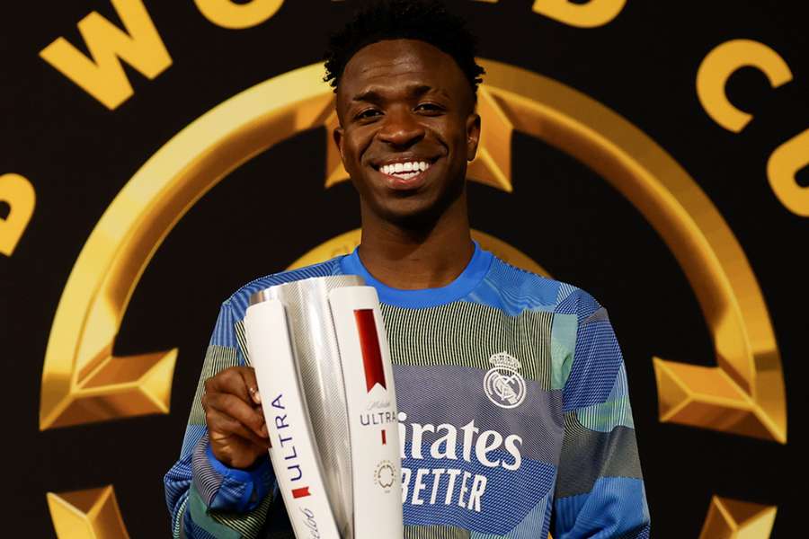 Vini com o prêmio de melhor em campo