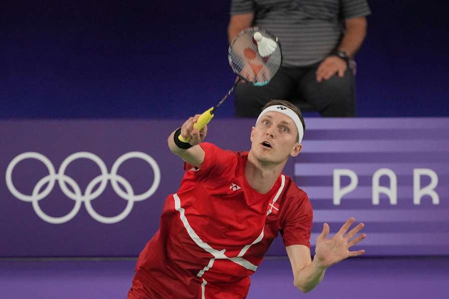 Axelsen tromler videre med sejr over israeler ved OL