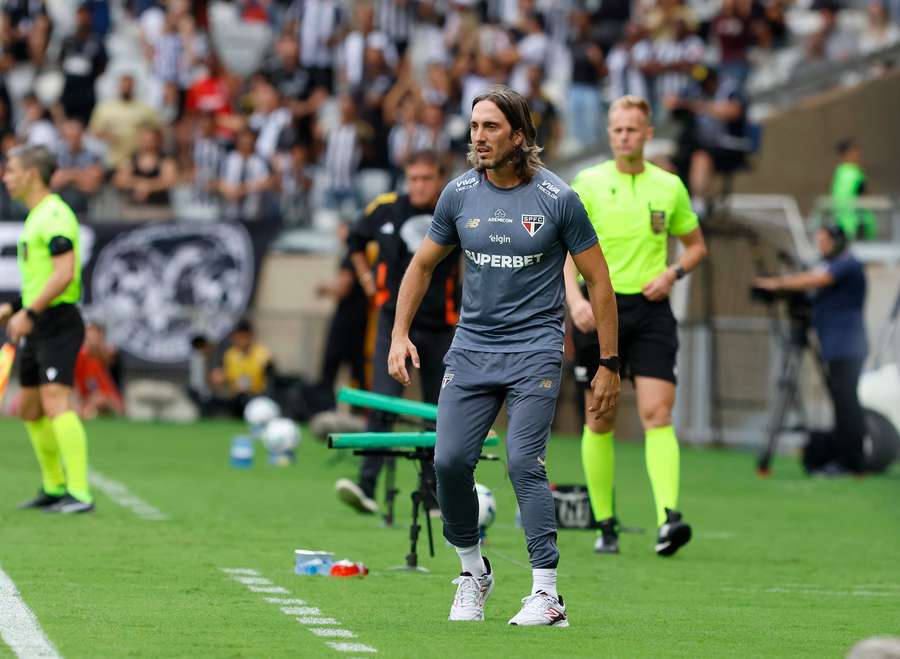 Luis Zubeldía estourou com o árbitro de Atlético-MG x São Paulo e acabou expulso