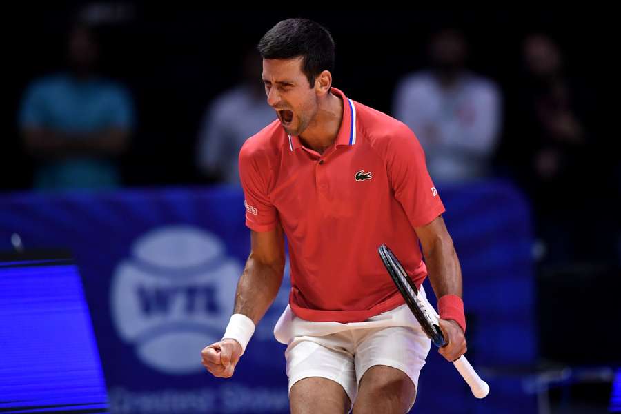 Djokovic celebra una victoria durante una exhibición.