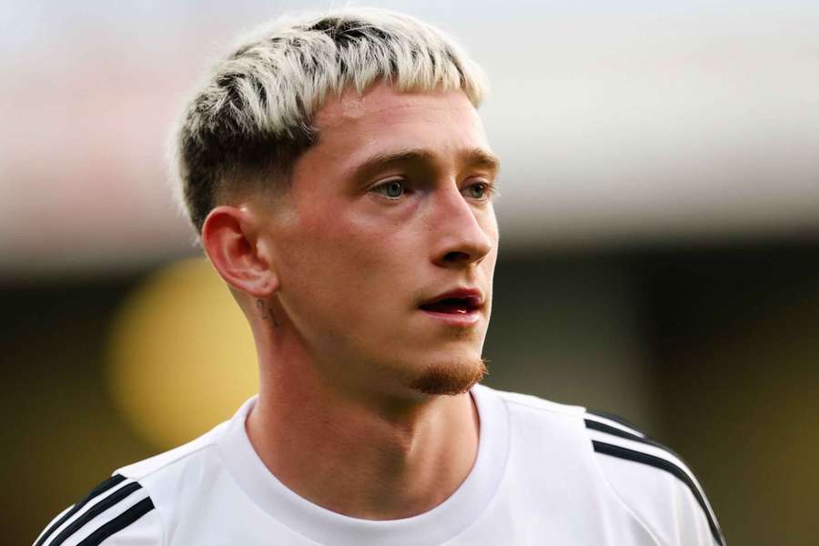 Louie Barry vai voltar ao Aston Villa