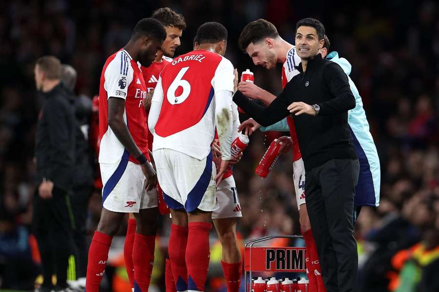 Arteta durante o jogo com o Liverpool