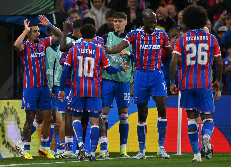 Le Colombien Daniel Muñoz célèbre l’ouverture du score de Crystal Palace lors de la demi-finale retour de Ligue Conférence face au Shakhtar Donetsk, le 7 mai 2026 à Selhurst Park, à Londres. Le Colombien Daniel Muñoz célèbre l’ouverture du score de Crystal Palace lors de la demi-finale retour de Ligue Conférence face au Shakhtar Donetsk, le 7 mai 2026 à Selhurst Park, à Londres.