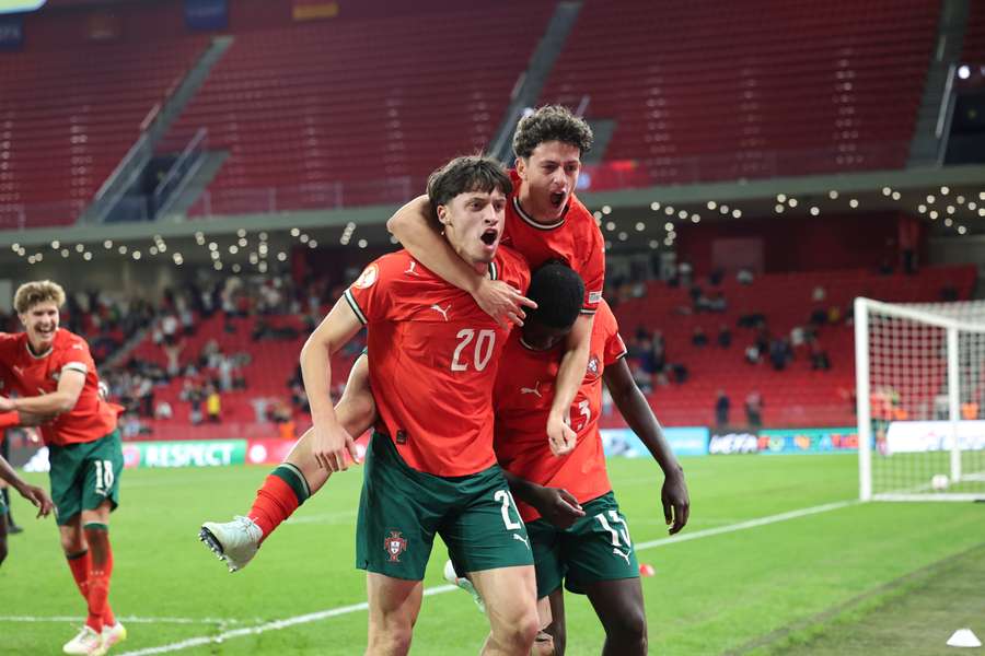 A festa dos jogadores de Portugal em Tirana
