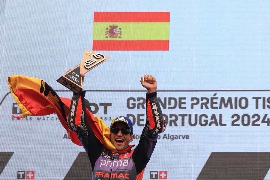 Jorge Martín sur le podium avec le drapeau espagnol autour du cou.