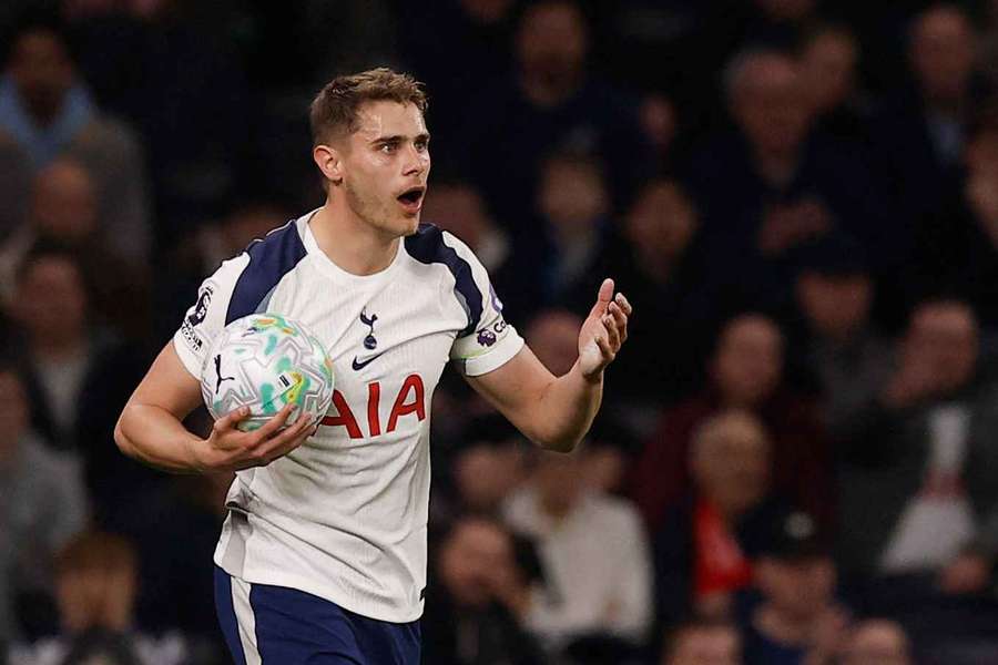 Ex-treinador dos Spurs Redknapp: Este é o clube para onde Van de Ven quer ir...