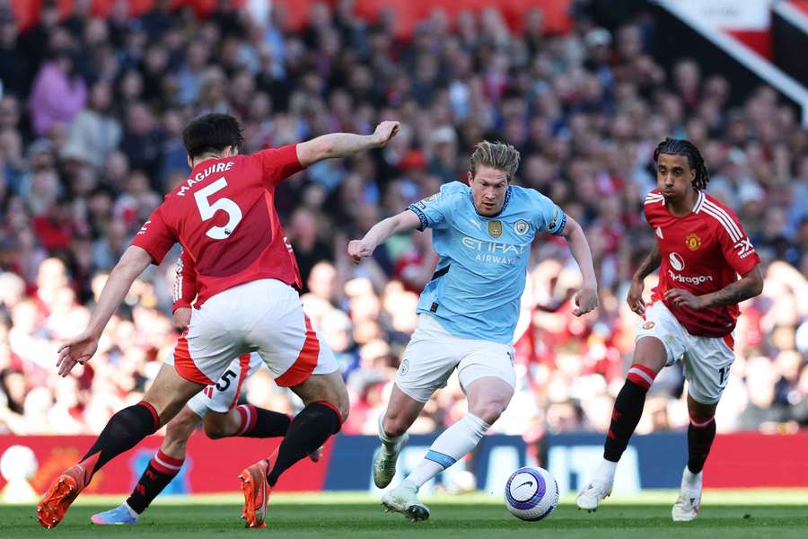 Kevin De Bruyne przedziera się przez obronę United.
