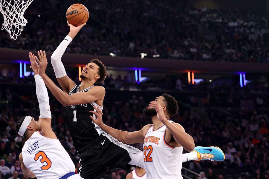Wembanyama va a canestro a New York
