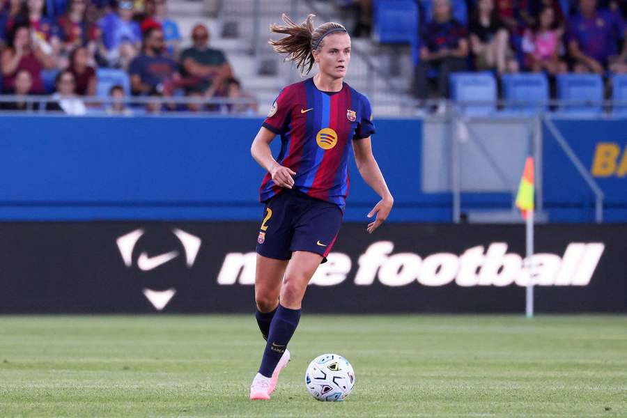 Irene Paredes conduce el balón
