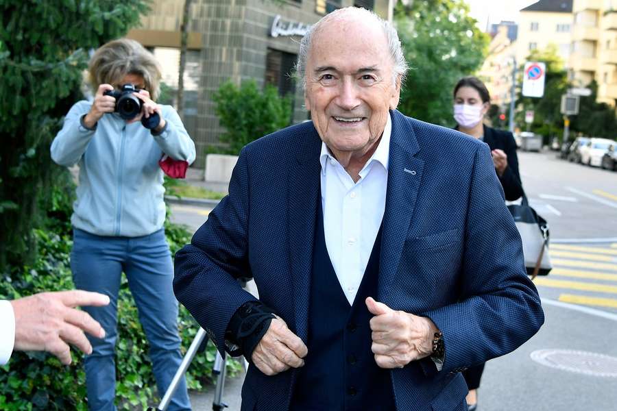 Tidligere Fifa-præsident Blatter slår fast: VM i Qatar er en fejl!