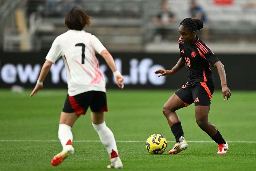 Linda Caicedo intenta superar a Hinata Miyazawa