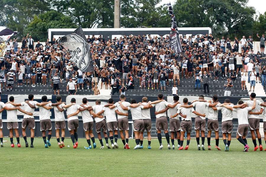 Torcida do Corinthians comparece em último treino antes da decisão da Copinha