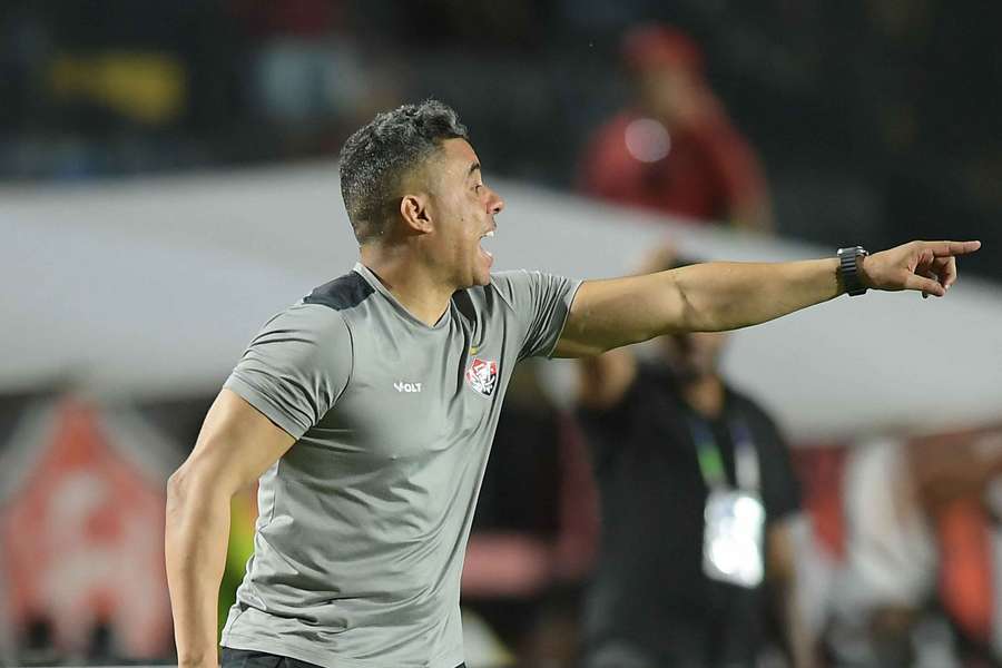 O técnico Jair Ventura tenta salvar o Vitória do rebaixamento