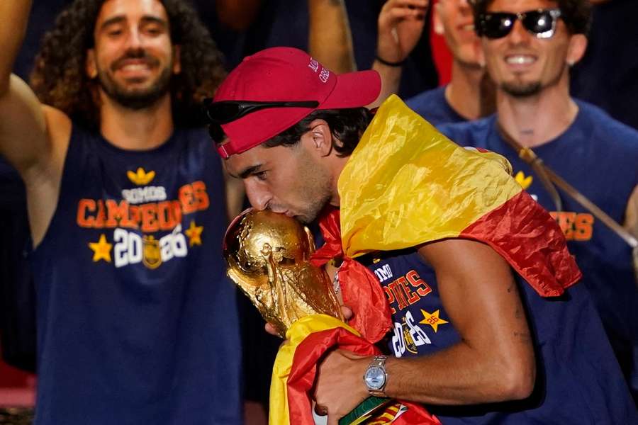 Ferran Torres celebra la victoria de España en el Mundial, en Madrid