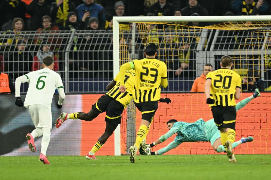 Il momento in cui Silva para il rigore a Guirassy