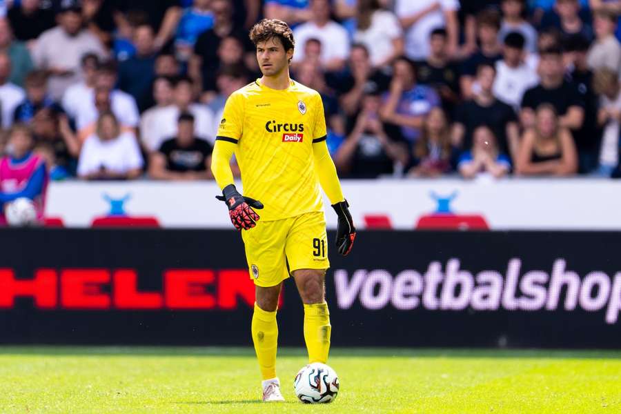 Senne Lammens whilst playing for Royal Antwerp against Genk