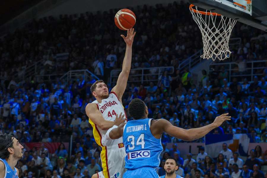 Joel Parra, entrando a canasta ante Antetokounmpo