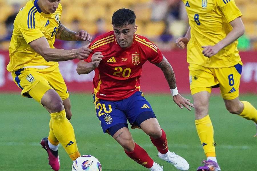 Moleiro, conduciendo el balón
