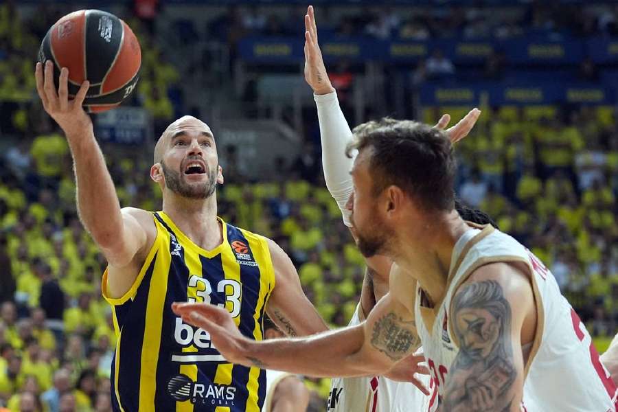 Nick Calathes et le Fener trop forts ce soir.