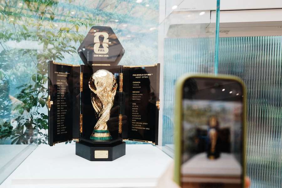 Troféu da Copa do Mundo em exibição na China