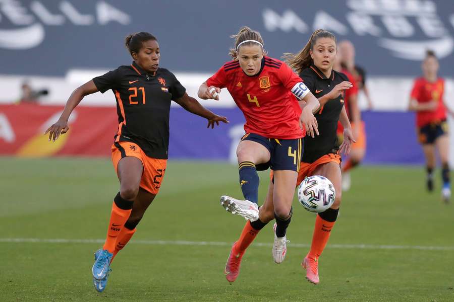 De voetbalsters van Oranje nemen het in de halve finale van de Nations League op tegen Spanje