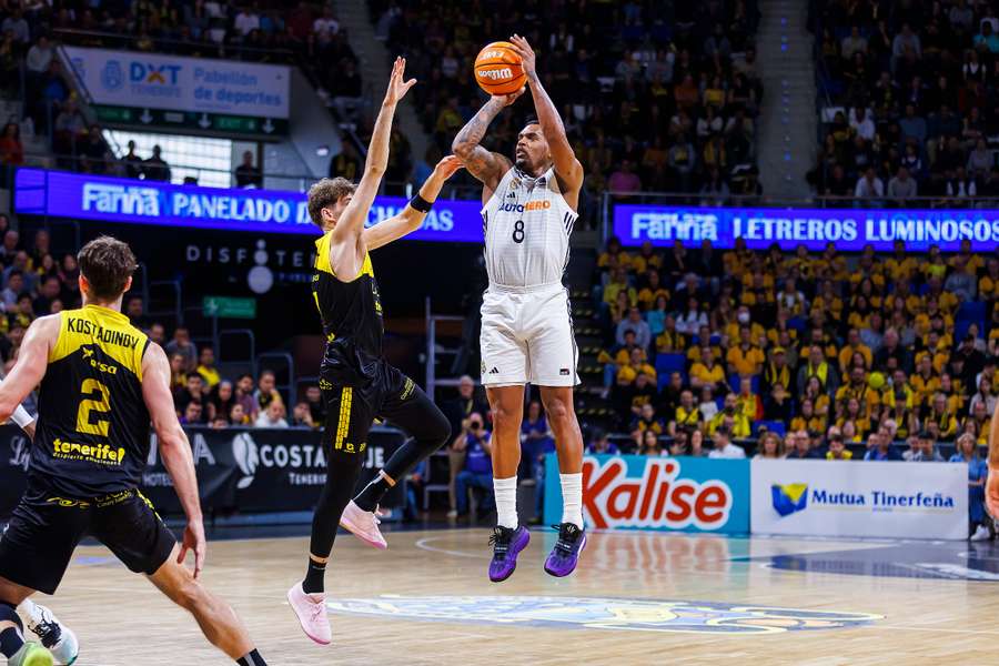 Serge Ibaka lanza a canasta