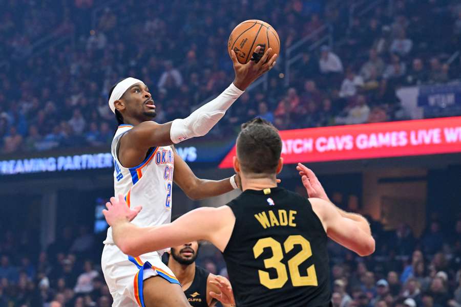 SGA goes up for a layup against the Cavaliers