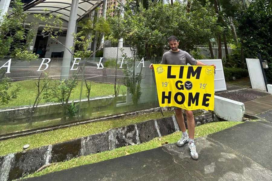 El aficionado del Valencia retenido en Singapur se fotografió delante de la supuesta viviende de Peter Lim