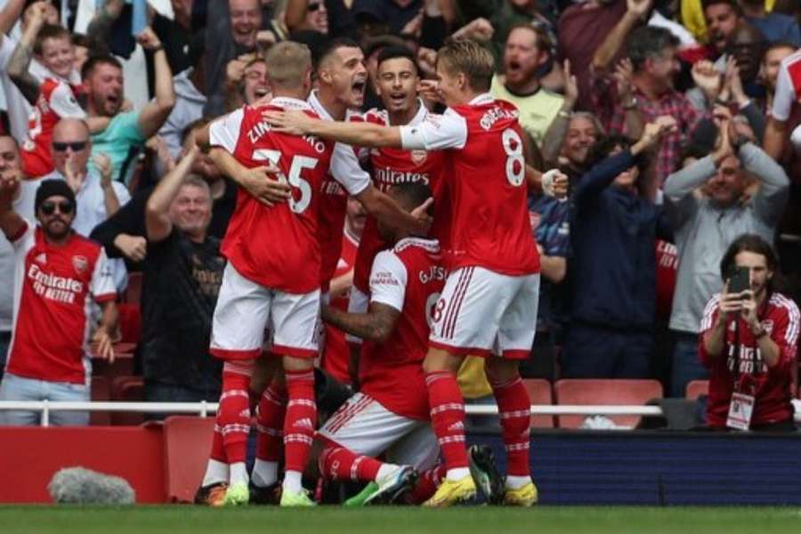 El Arsenal festeja el gol de Gabriel Jesús ante el Tottenham