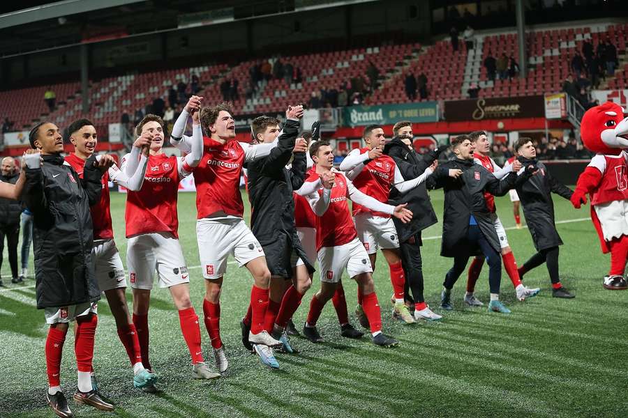 MVV diep in blessuretijd voorbij koploper PEC Zwolle dat voor vijfde keer verliest