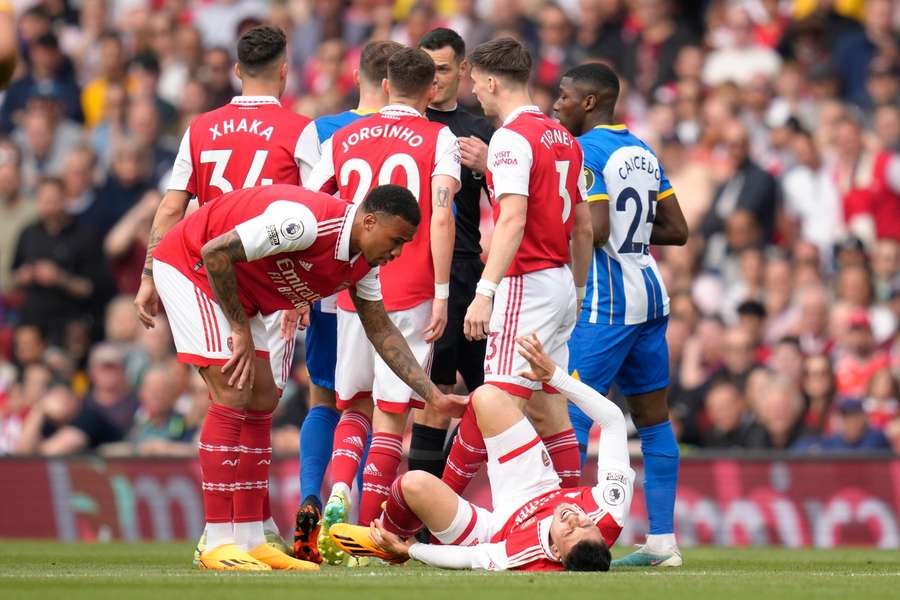 Martinelli sofreu lesão e foi substituído no primeiro tempo contra o Brighton