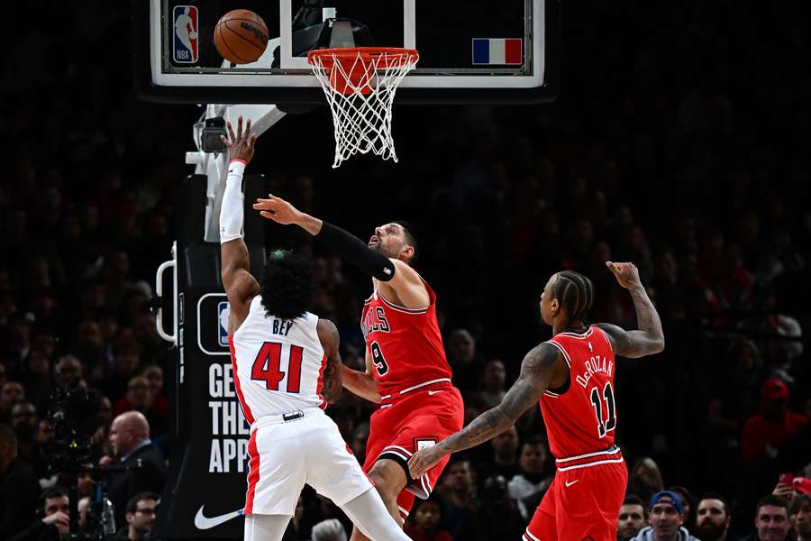 Detroit Pistons' US' forward Saddiq Bey attempts to score (L) against Chicago Bulls' Montenegro's center Nikola Vucevic 