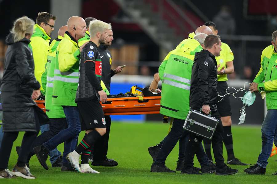 Bas Dost steekt zijn duim op terwijl hij van het veld wordt gedragen Bas Dost steekt zijn duim op terwijl hij van het veld wordt gedragen