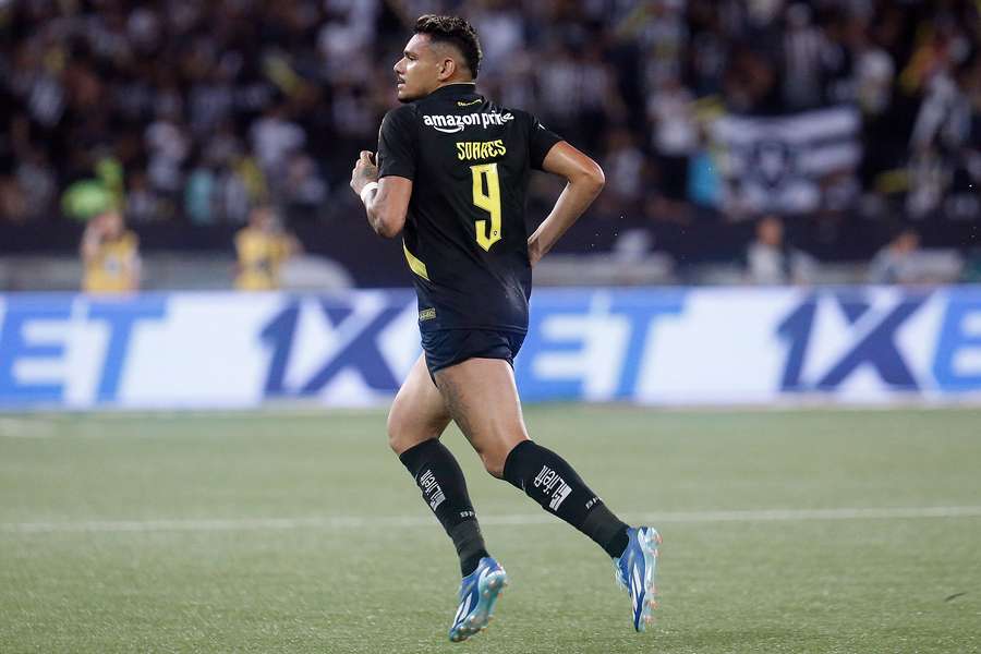 Tiquinho Soares fez o gol do Botafogo contra o Athletico-PR