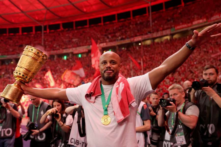 Vincent Kompany mit dem DFB Pokal nach dem Finalsieg gegen Stuttgart Vincent Kompany mit dem DFB Pokal nach dem Finalsieg gegen Stuttgart