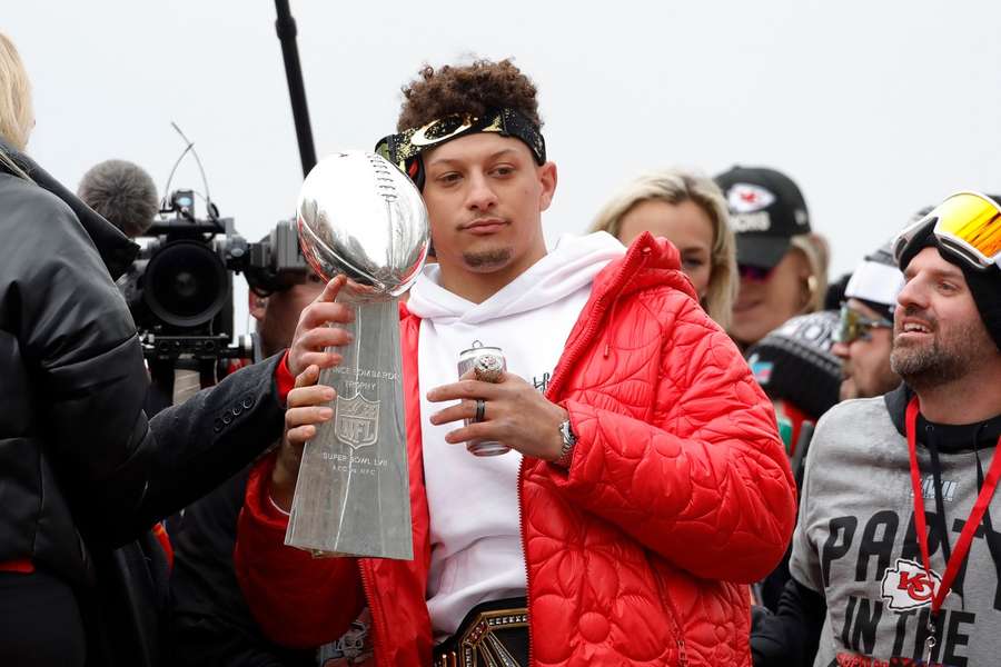 Mahomes viert de overwinning in de Super Bowl