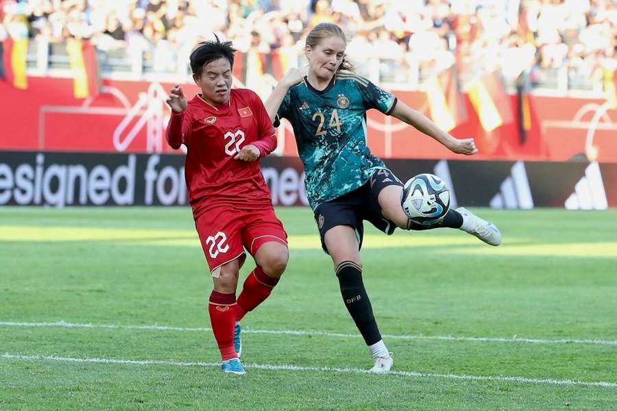 Im Juni spielten die DFB-Frauen gegen Vietnam, deren Trikots der Telegraph als "McDonald's-Uniform der 80er Jahre" bezeichnet.