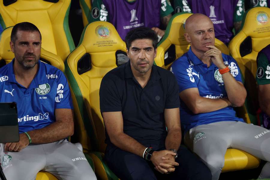 Abel Ferreira, en el centro de la imagen, sancionado con ocho partidos